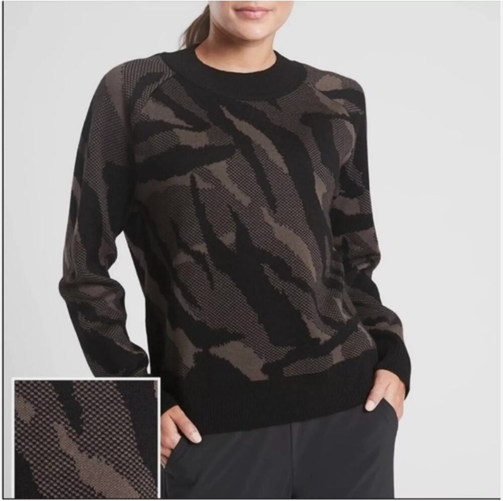 Athleta Jacquard Crew Neck Sweater Merino Wool Camo Animal 32 Light Athleisure